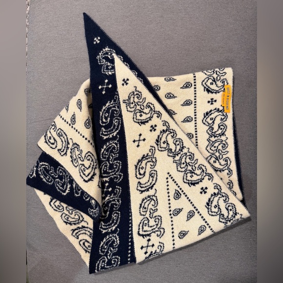 GUEST IN RESIDENCE The Wild Rag - Picture 6 of 6